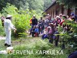 Včelař Josef Vlach při Medobraní u Perníkové chaloupky 2009